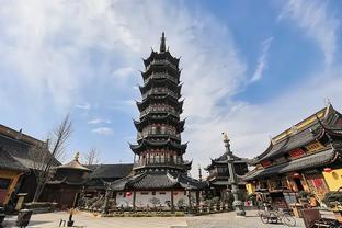 Thu dọn những gì còn sót lại sau vụ cháy.